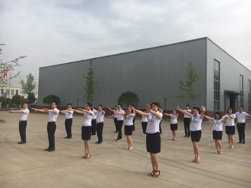 全体君尚人迎接夏日的来临。